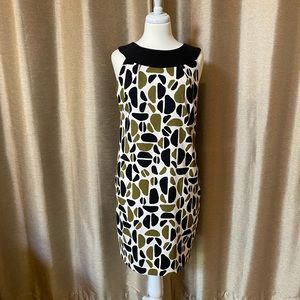 Knee-length fitted dress